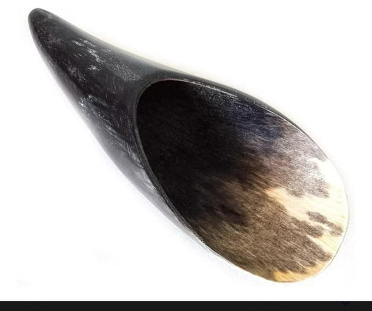Cuchara de guampa para yerba. 10 cm aprox.