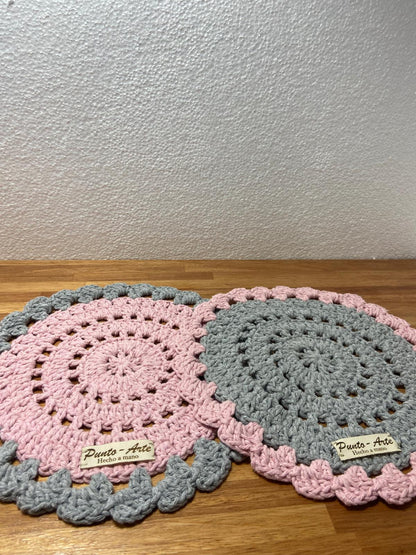 Posa platos en crochet, artesanales. Pack x 2