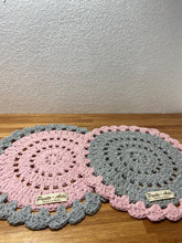 Cargar imagen en el visor de la galería, Posa platos en crochet, artesanales. Pack x 2
